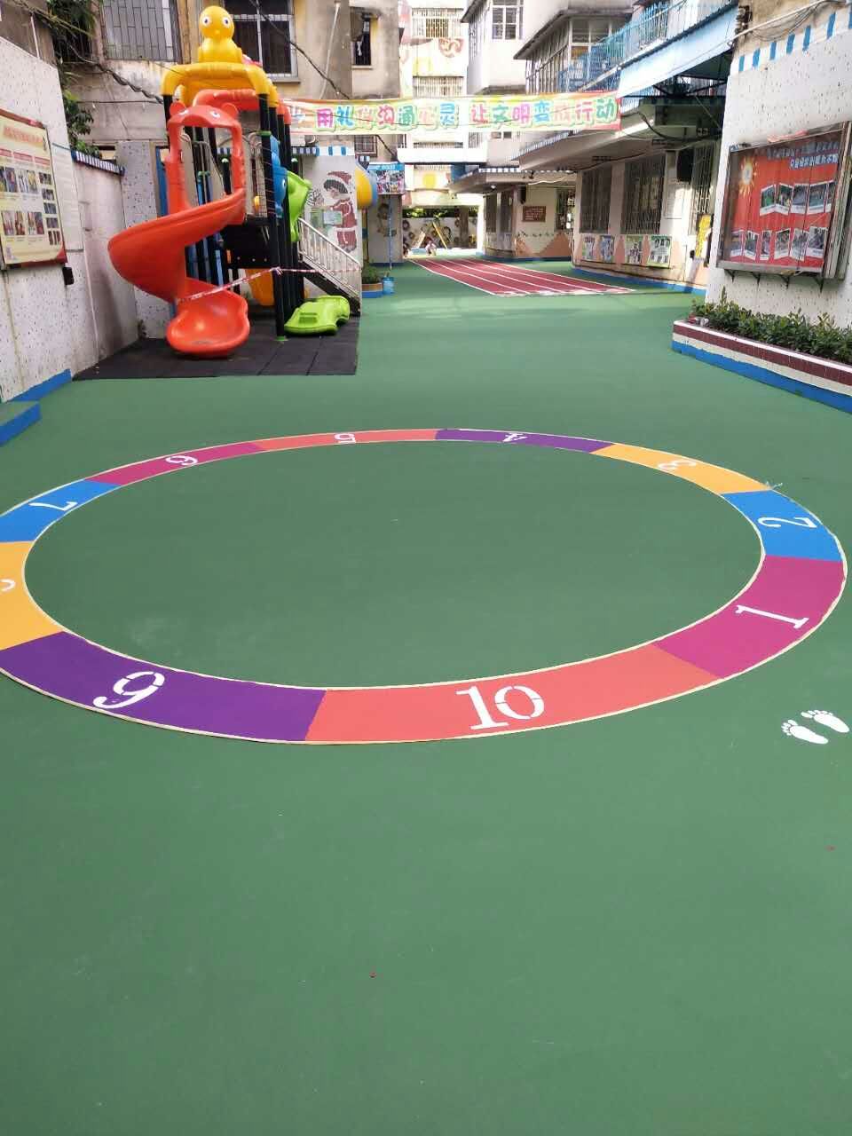 石岐区童乐幼儿园于暑期对室外操场游戏地面进行翻新施工,材料采用