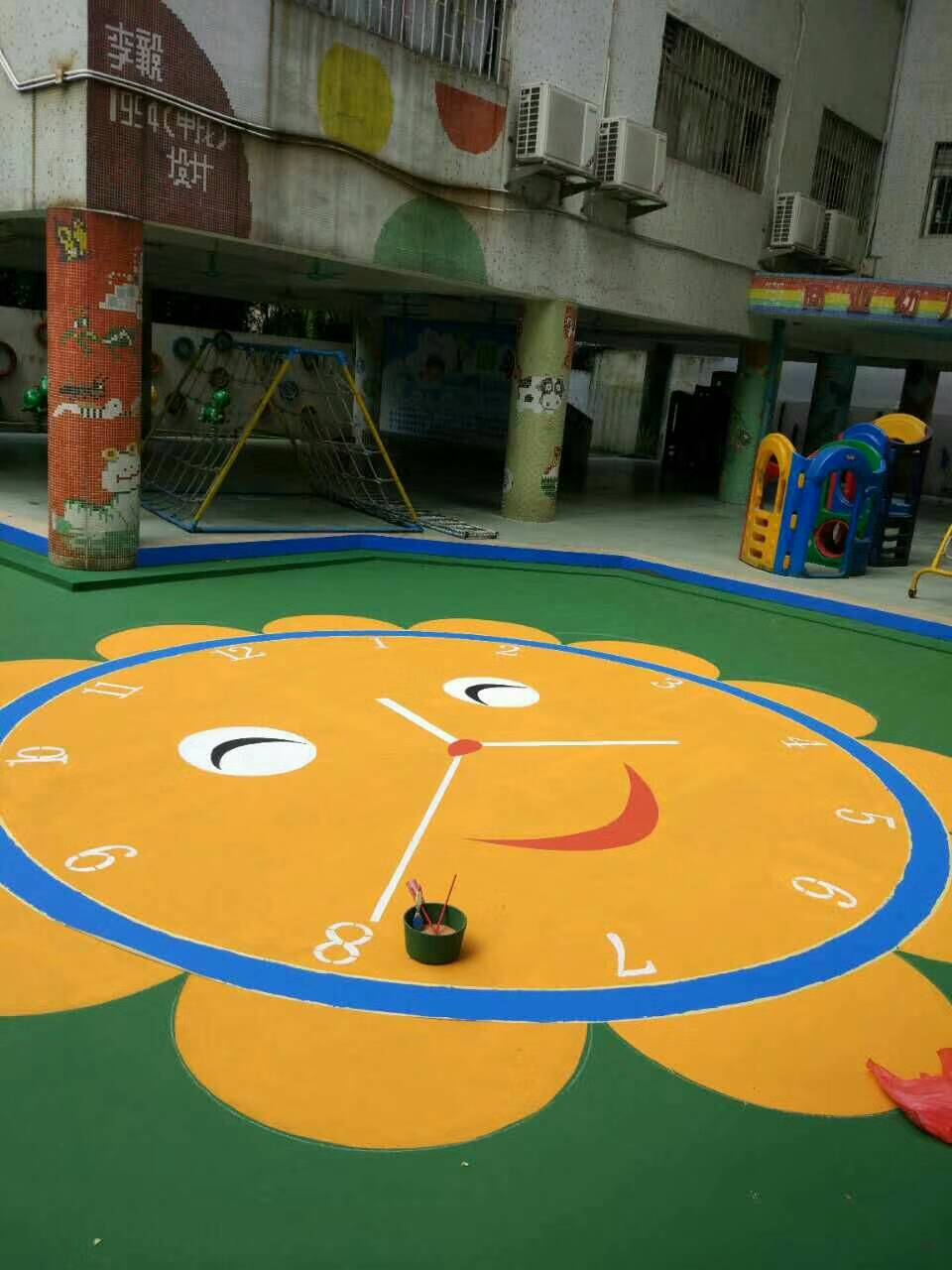 石岐区童乐幼儿园于暑期对室外操场游戏地面进行翻新施工,材料采用